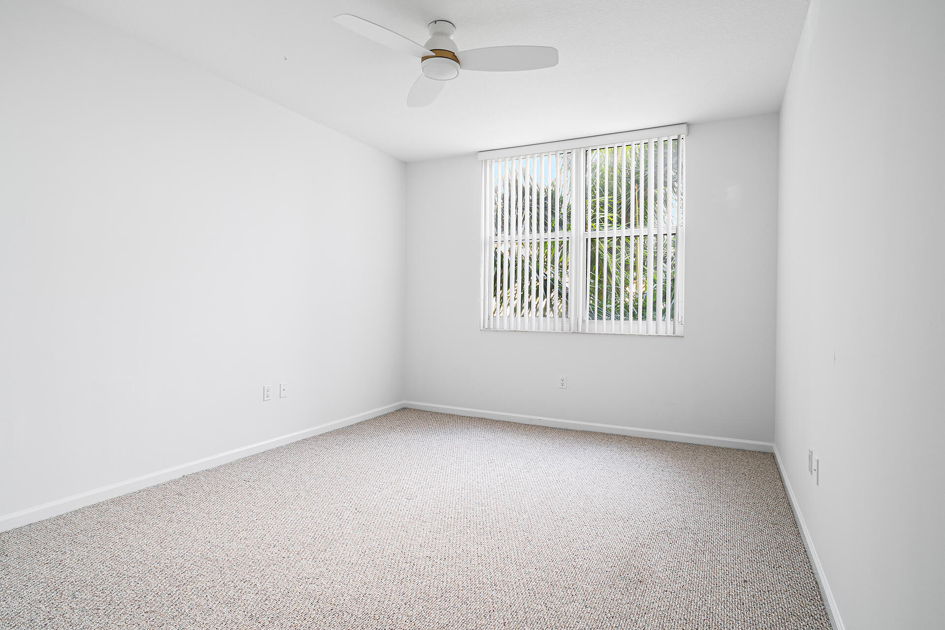 550 Okeechobee Boulevard, Unit 428 West Palm Beach, FL 33401 - Photo 9 of 29 an empty room with a window