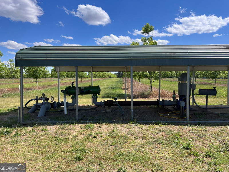 302 East Flournoy Road Hawkinsville, GA 31036 - Photo 19 of 20 a room with furniture and a flat screen tv