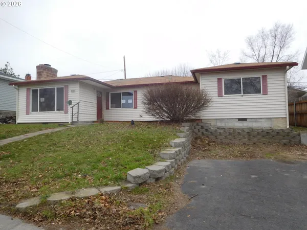 a front view of house with yard