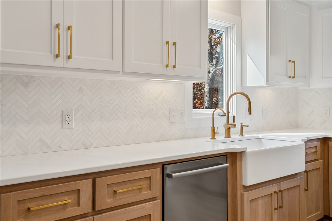 425 Graham Road Anderson, SC 29625 - Photo 15 of 49 Custom White Oak Cabinetry with soft close doors.