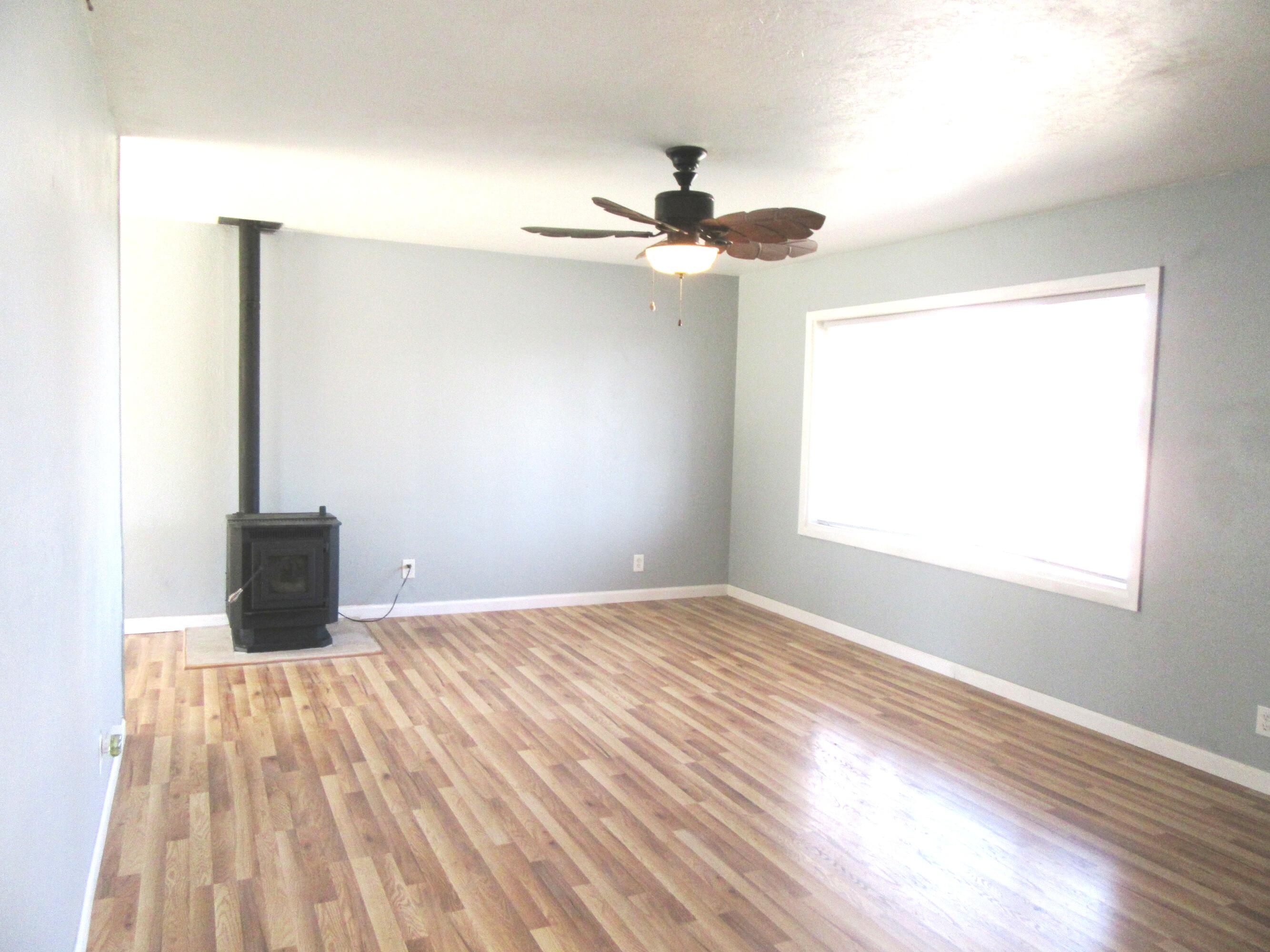 907 West 3rd Street Alturas, CA 96101 - Photo 3 of 32 Livingroom 1
