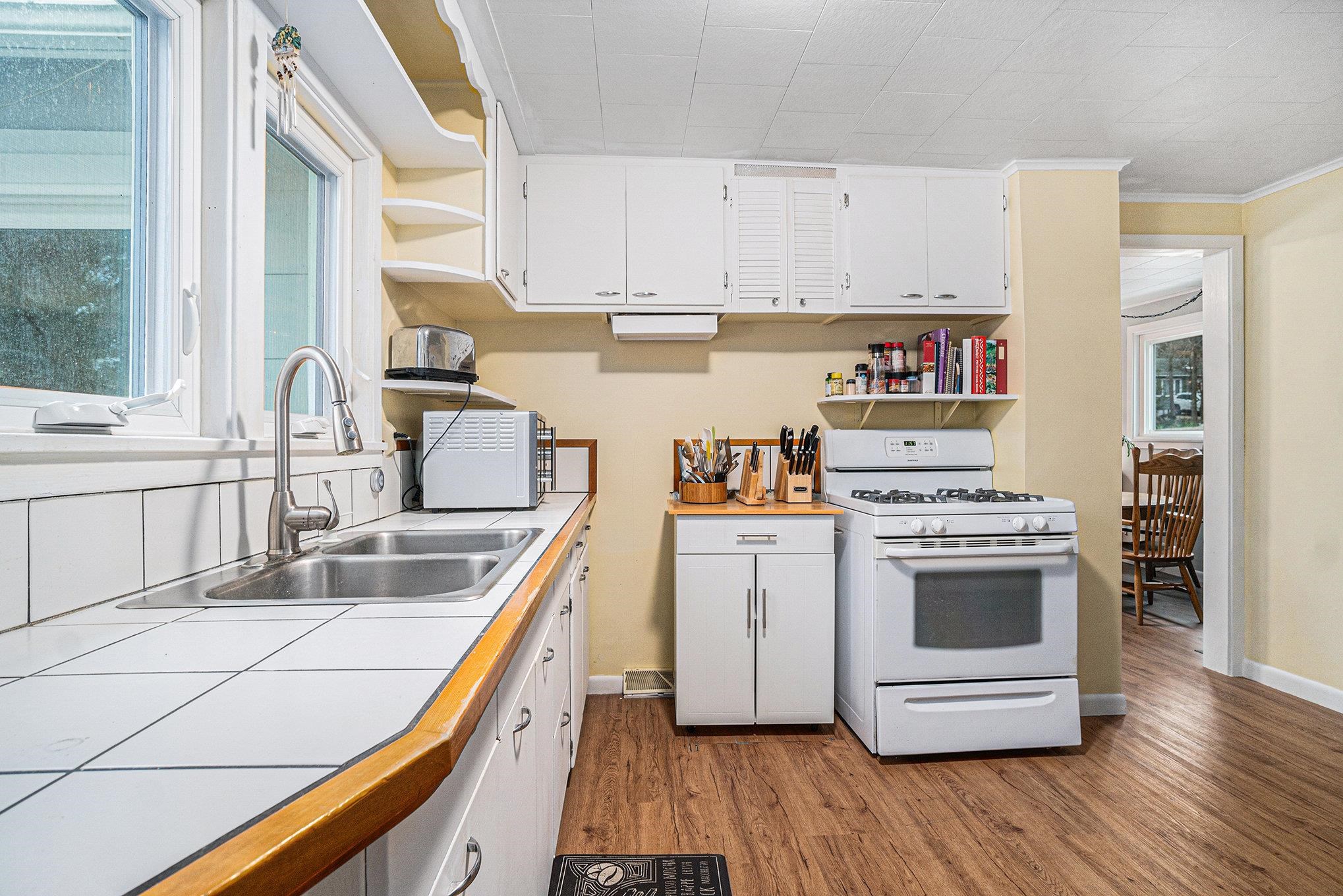 2810 Holiday Road Traverse City, MI 49686 - Photo 15 of 27
