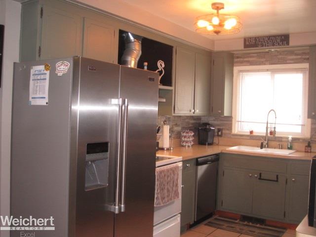 23768 Roxana Avenue Eastpointe, MI 48021 - Photo 19 of 45 31393607-18.JPG