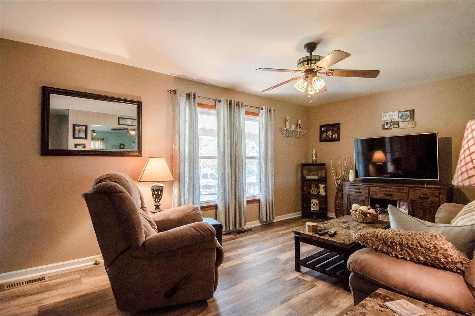 1606 Valley Park Road Fenton, MO 63026 - Photo 3 of 27 Gallery Image 3