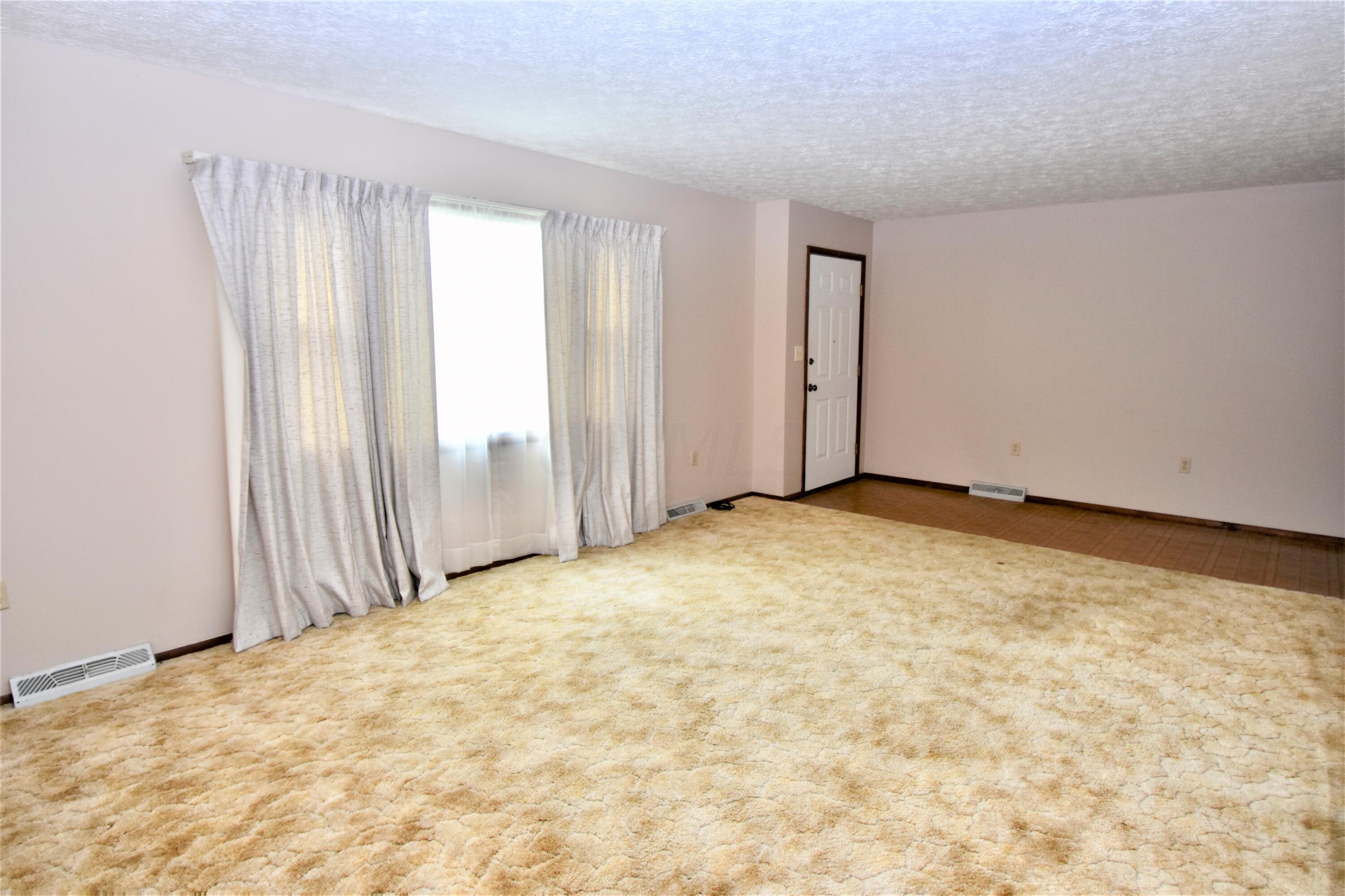 808 Cheshire Road Sunbury, OH 43074 - Photo 3 of 29 Living Room
