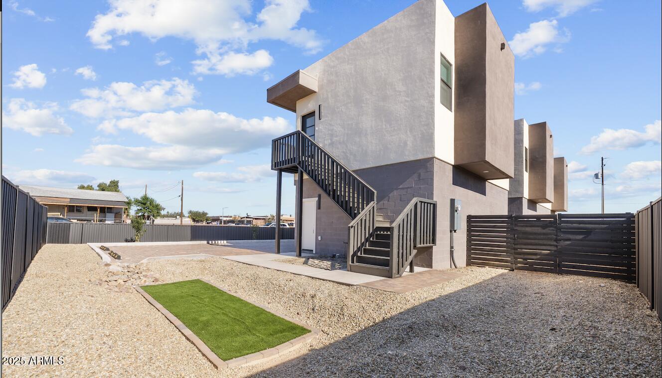 1502 South 14th Street Phoenix, AZ 85034 - Photo 5 of 43 a view of a terrace with wooden walls