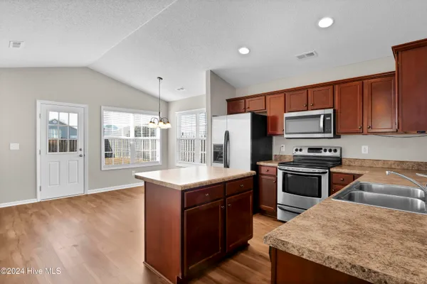 $2,200 | 613 Whittle Court, Wilmington, NC 28411