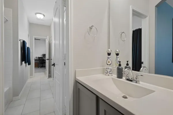 a en suite bathroom with a sink and a mirror