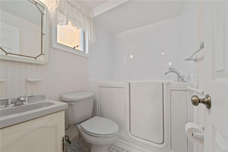 3089 McRoberts Road Pittsburgh, PA 15234 - Photo 13 of 25 Gallery Image 13