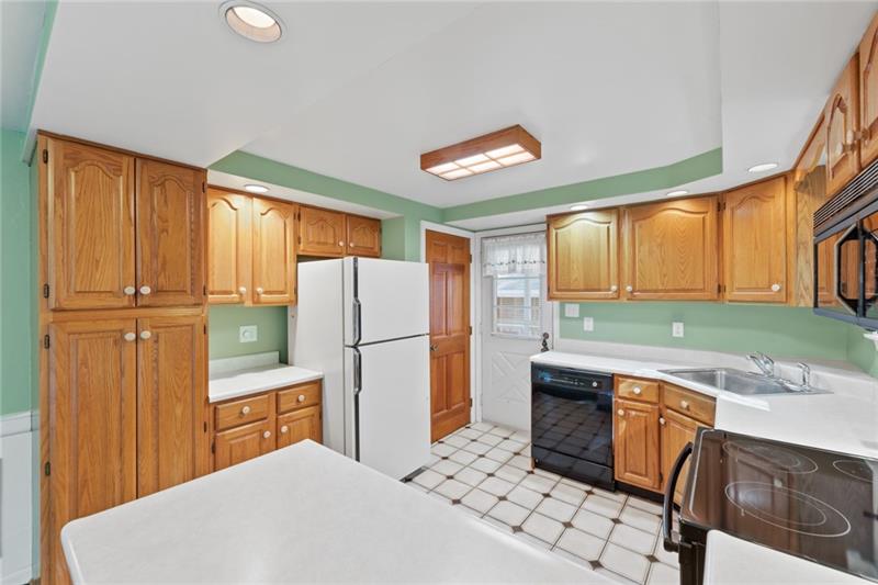 3089 McRoberts Road Pittsburgh, PA 15234 - Photo 7 of 25 Gallery Image 7