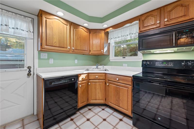 3089 McRoberts Road Pittsburgh, PA 15234 - Photo 9 of 25 Gallery Image 9