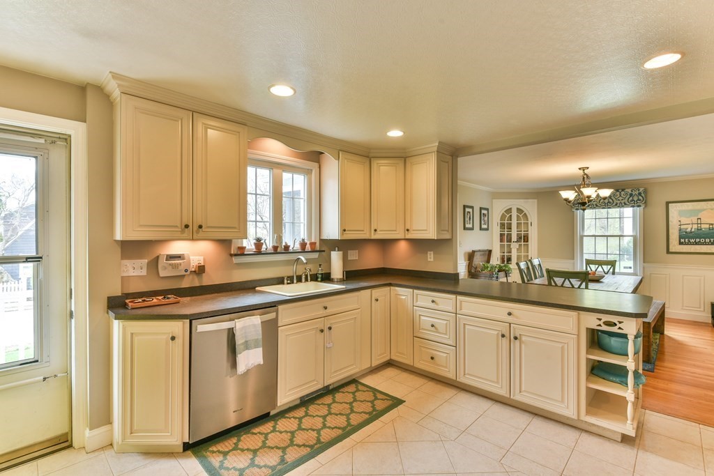 243 Beverly Road Worcester, MA 01605 - Photo 26 of 41