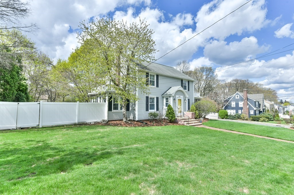 243 Beverly Road Worcester, MA 01605 - Photo 5 of 41