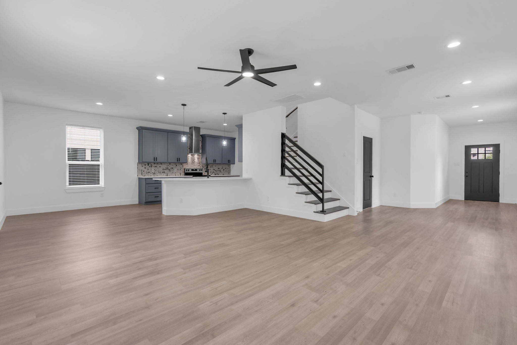 8136 Chateau Street Houston, TX 77028 - Photo 7 of 46 Spacious living area