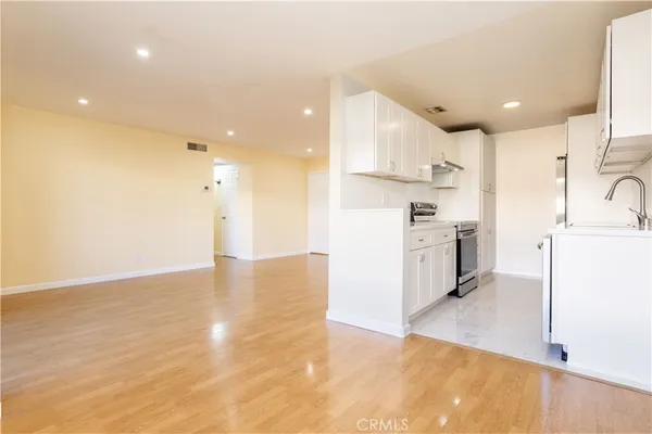 $369,000 | 5414 Newcastle Avenue, Unit 8, Encino, CA 91316
