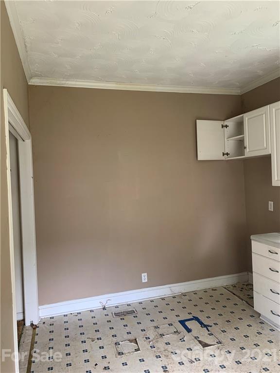 621 North Mountain Street Cherryville, NC 28021 - Photo 4 of 10 a room with a bed