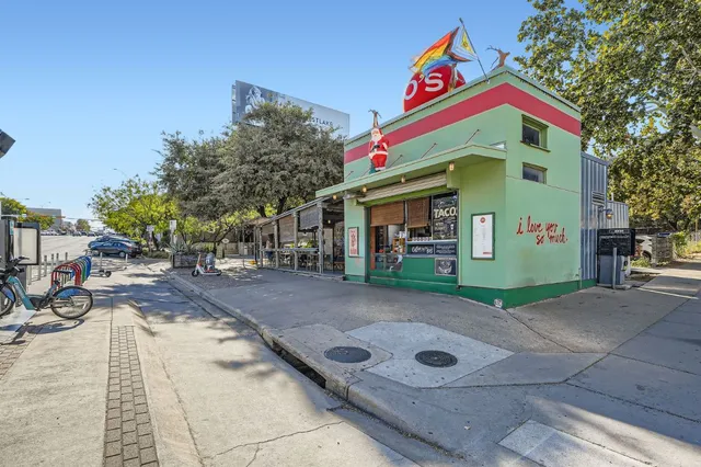 a view of a tennis court