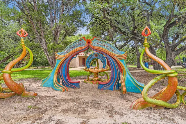 a view of a backyard