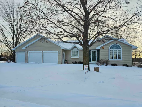 1500 Foxfire Court, Waupaca, WI 54981