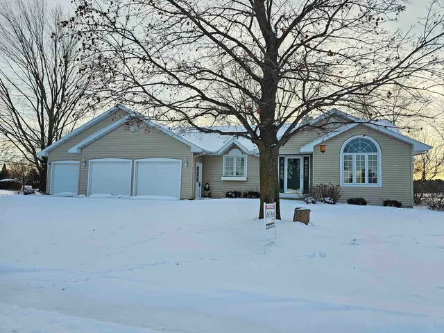 $374,900 | 1500 Foxfire Court, Waupaca, WI 54981