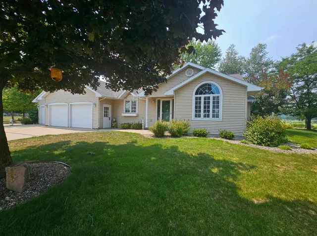 $374,900 | 1500 Foxfire Court, Waupaca, WI 54981