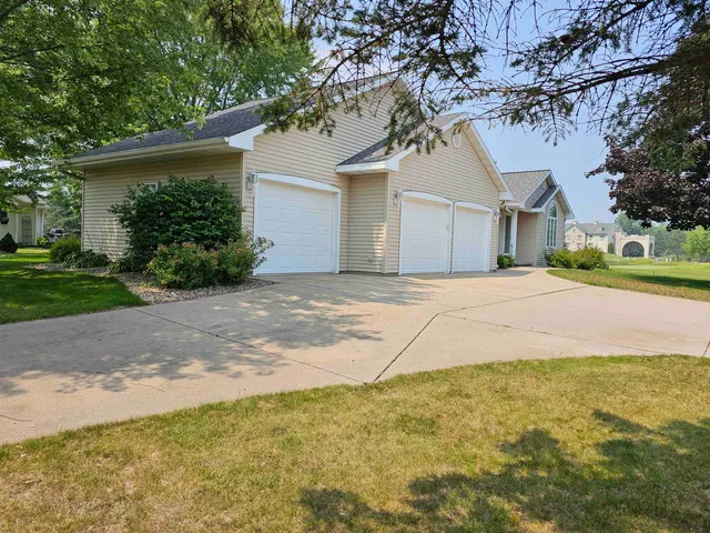 $374,900 | 1500 Foxfire Court, Waupaca, WI 54981