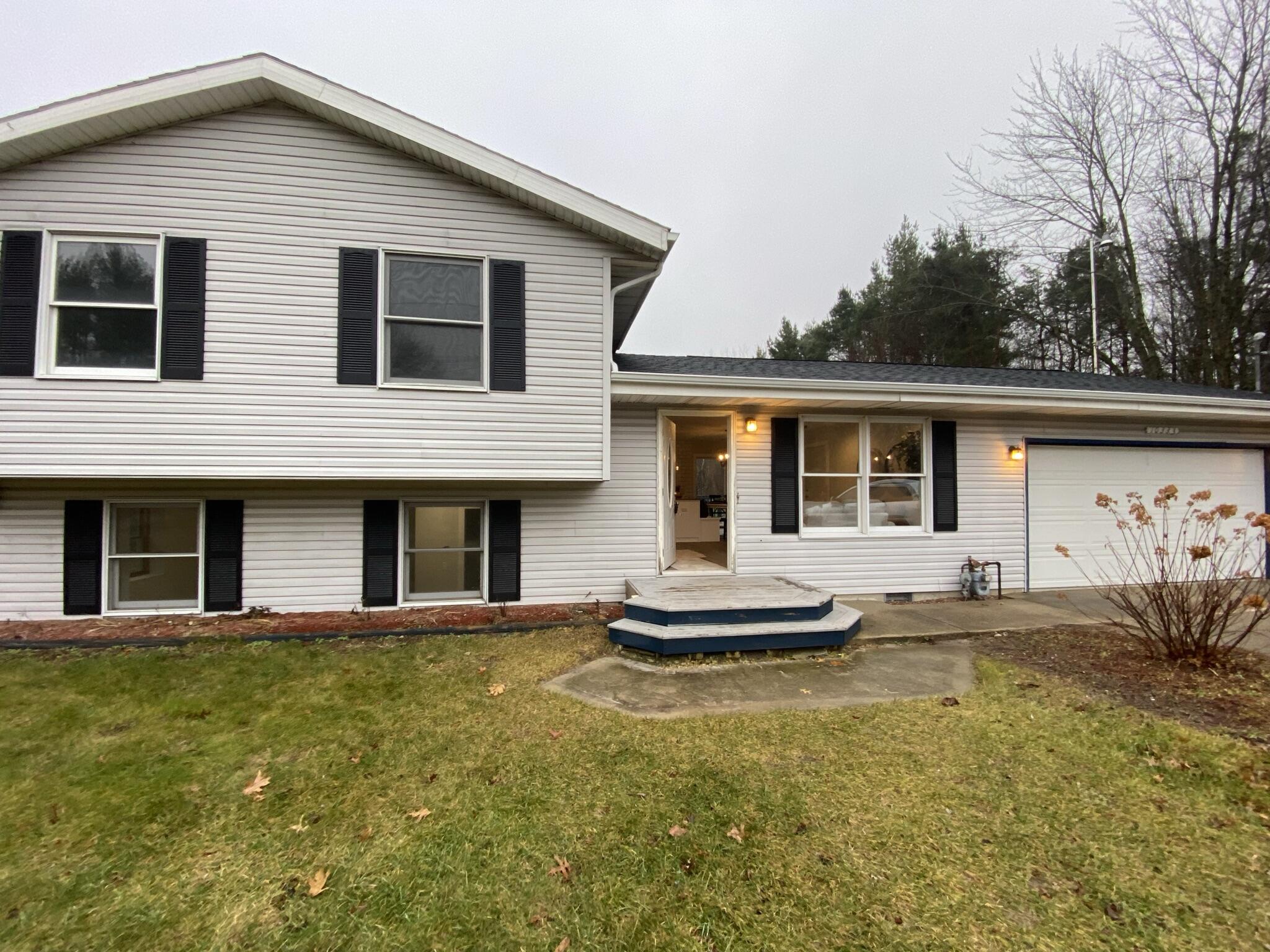 10333 Jericho Road Bridgman, MI 49106 - Photo 2 of 32 IMG_7073