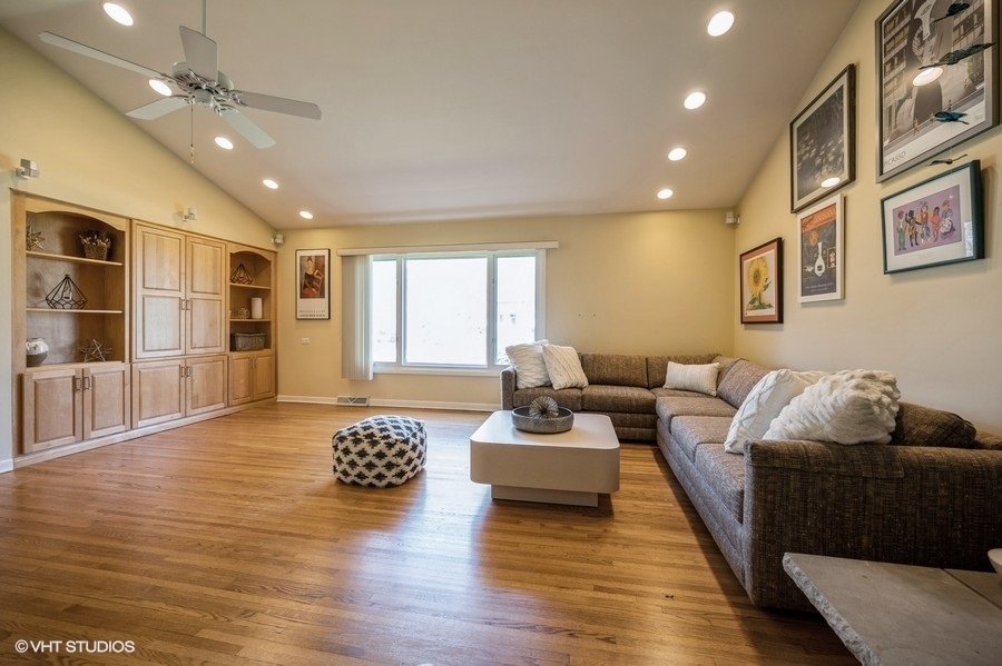 848 Timber Hill Road Highland Park, IL 60035 - Photo 3 of 21 a living room with furniture and a large window