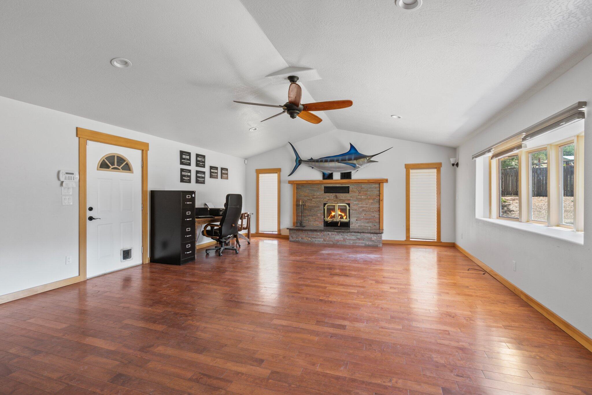 5299 Pioneer Road Medford, OR 97501 - Photo 17 of 40 28