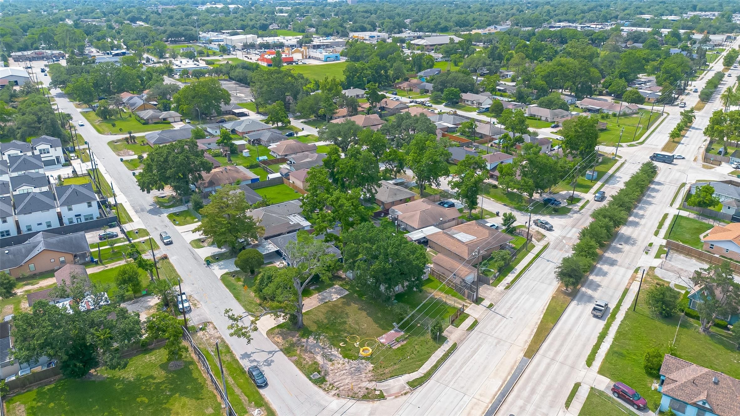 9905 Fulton Street Houston, TX 77076 - Photo 3 of 5 Corner lot and surrounding area
