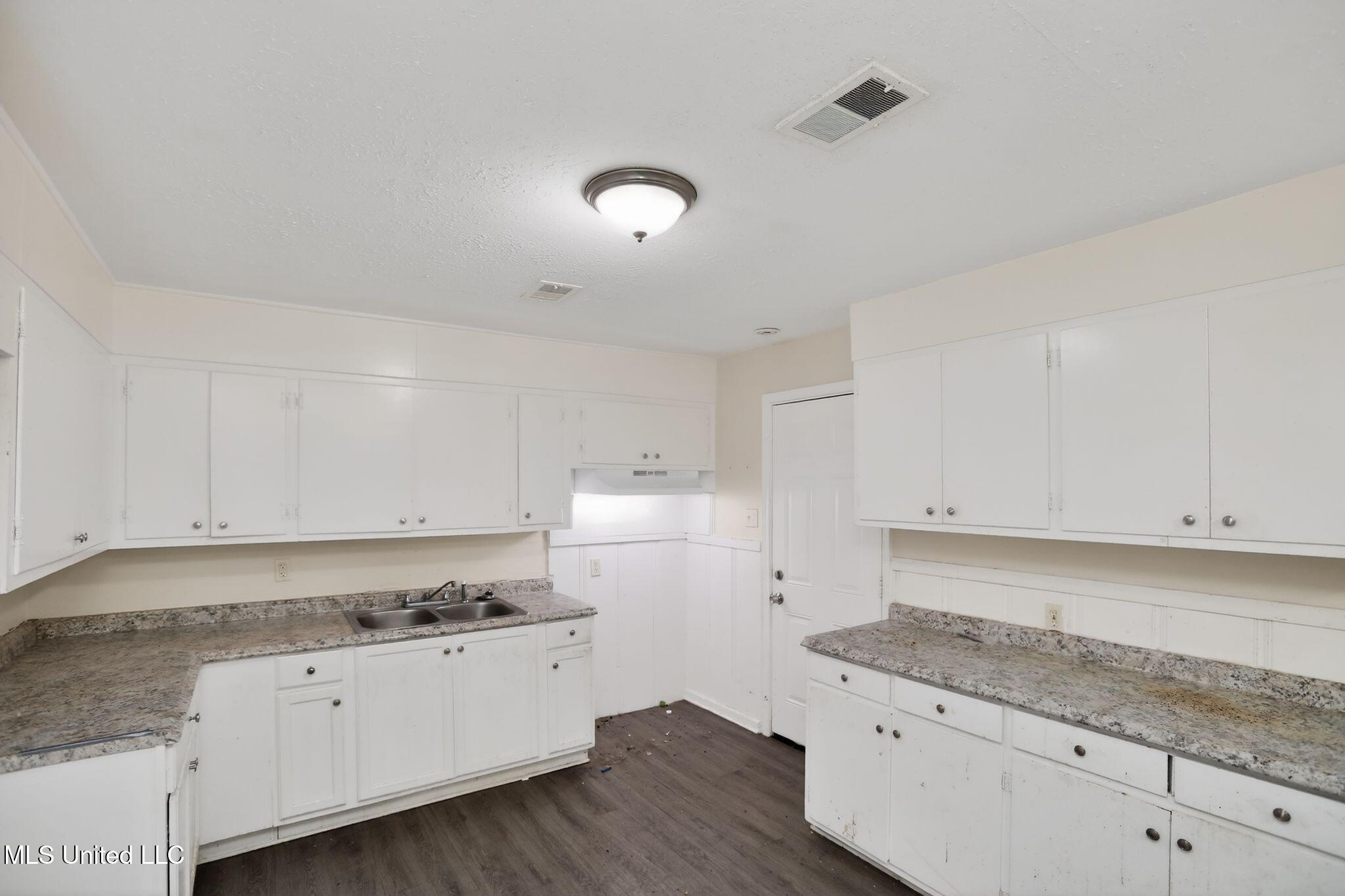 2815 Tara Road Jackson, MS 39212 - Photo 18 of 37 22_2815_Tara_Rd_Jackson_MS_39212-Kitchen