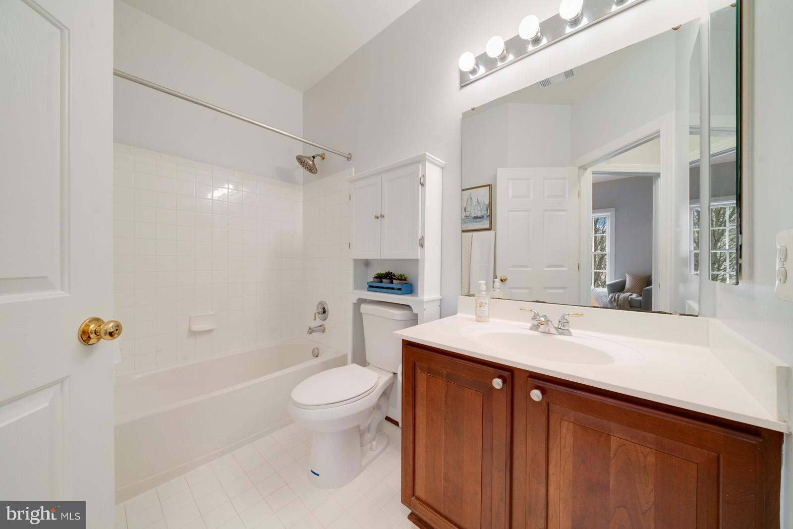 12044 Chestnut Glen Road Clarksburg, MD 20871 - Photo 24 of 52 Upstairs hall bath