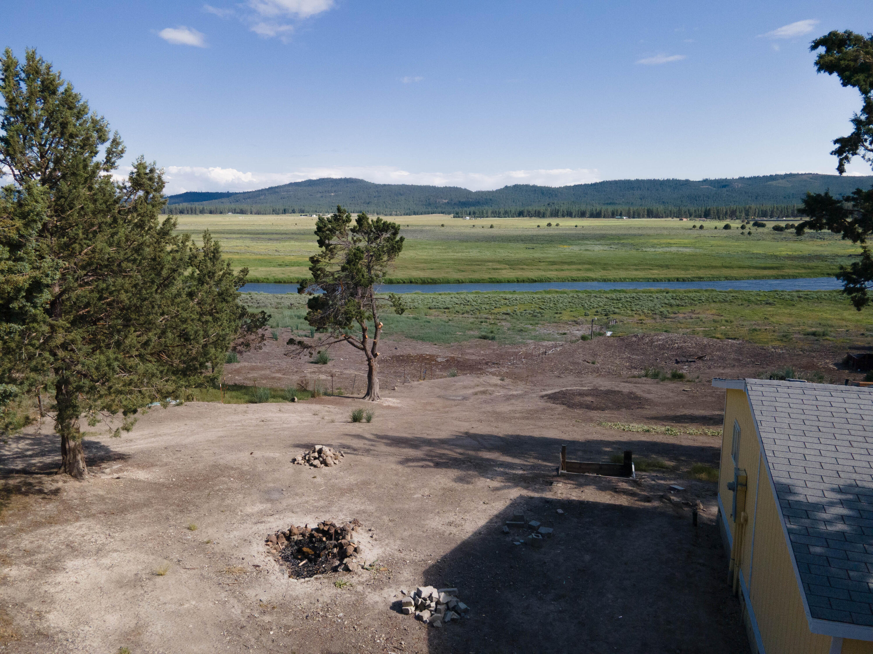 25016 Drews Road Chiloquin, OR 97624 - Photo 41 of 54 a view of a lake with a mountain