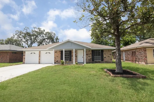 $219,900 | 155 Coach Lamp Lane, Houston, TX 77060