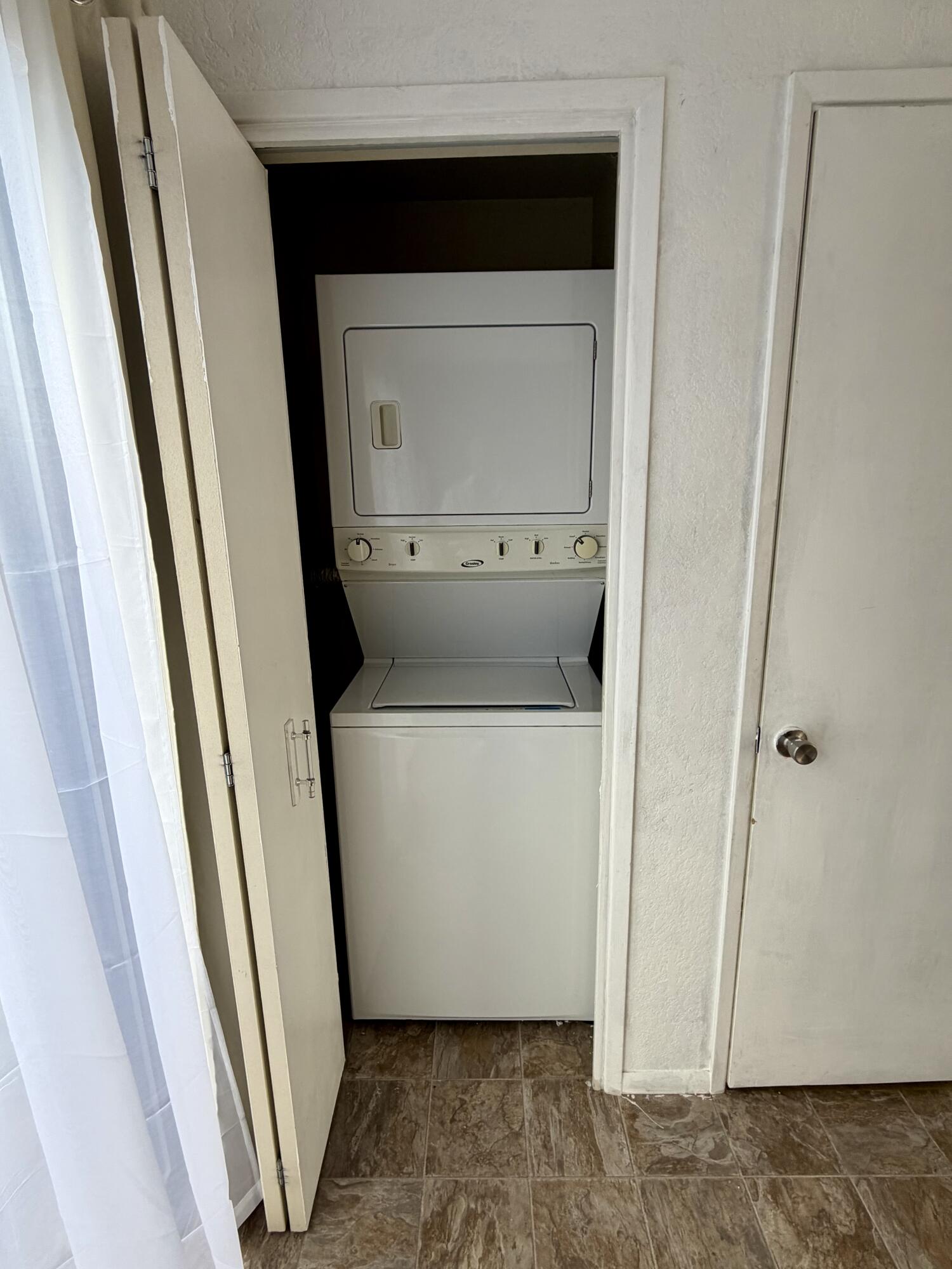 1198 Morrow Road, Unit A Medford, OR 97504 - Photo 9 of 20 a utility room with a washer and dryer
