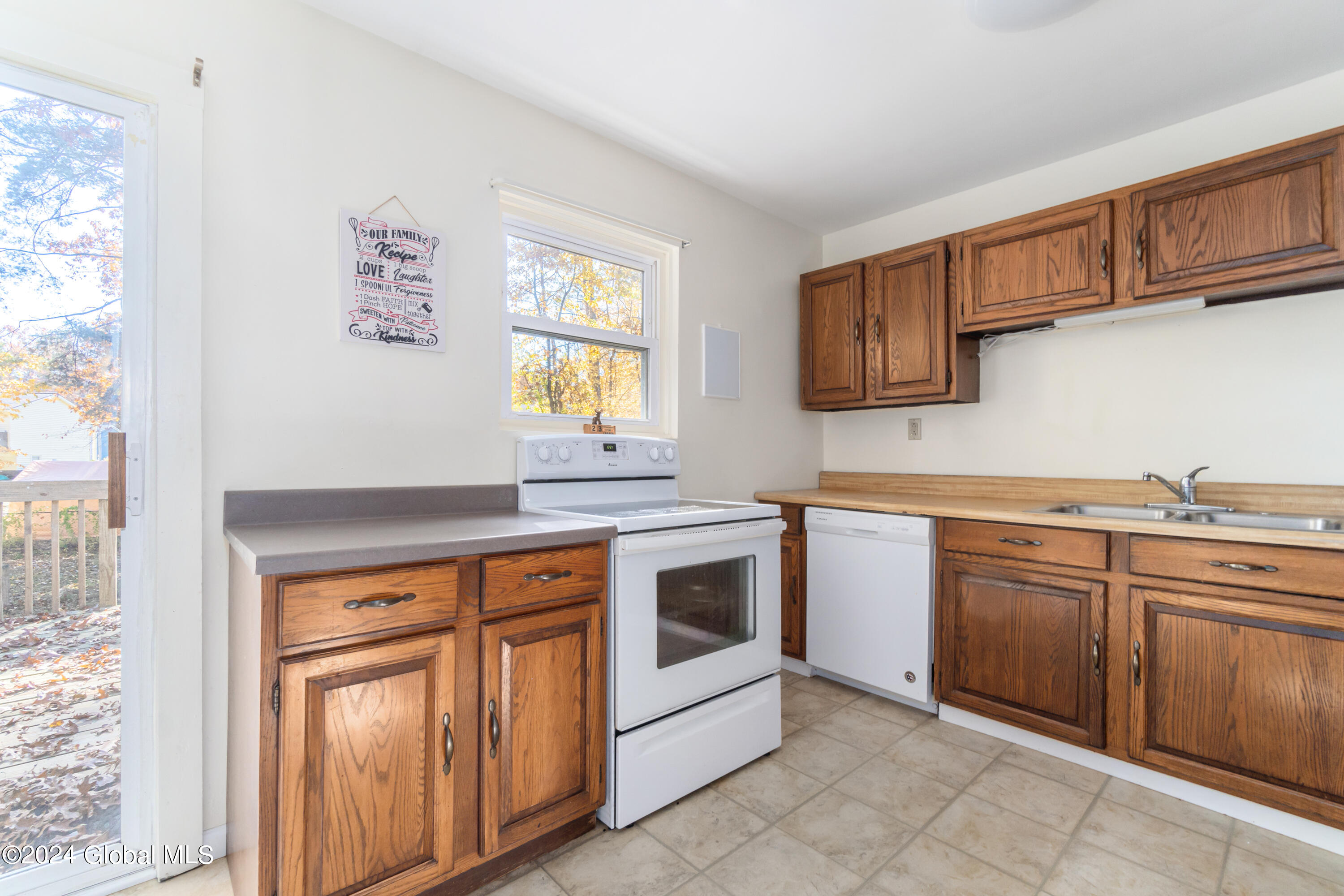 6 Surrey Lane Milton, NY 12020 - Photo 9 of 31 23-DSC00927