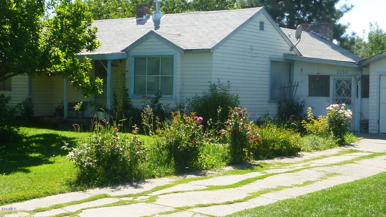 3110 South Stanton Road Yakima, WA 98903 - Photo 2 of 3 a front view of a house with garden