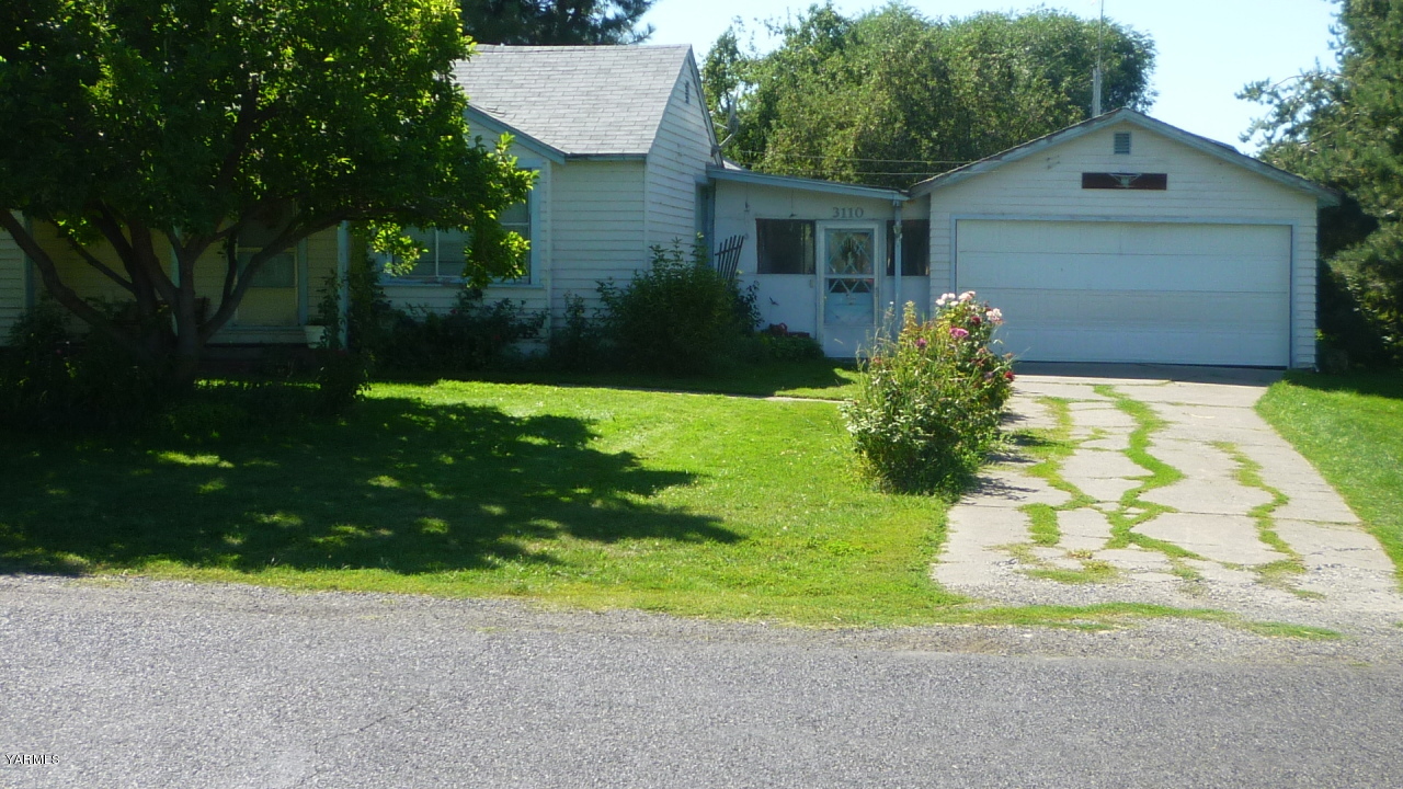 3110 South Stanton Road Yakima, WA 98903 - Photo 3 of 3 a front view of house with yard and green space