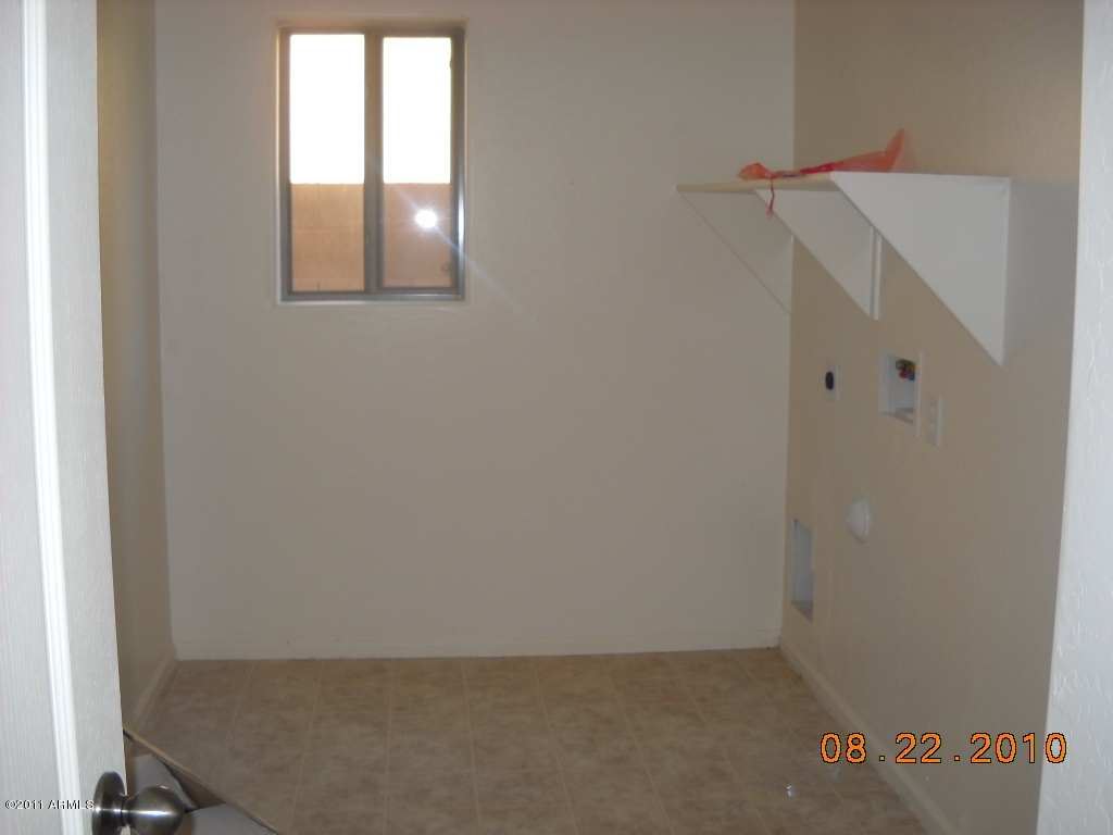 9315 West Heber Road Tolleson, AZ 85353 - Photo 7 of 10 Laundry
