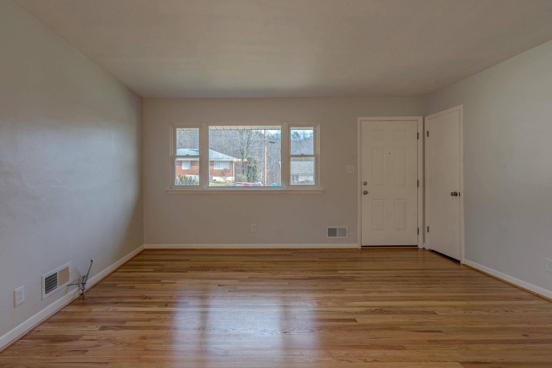 1027 Estates Road Southeast Roanoke, VA 24014 - Photo 4 of 29 Living Room - 2