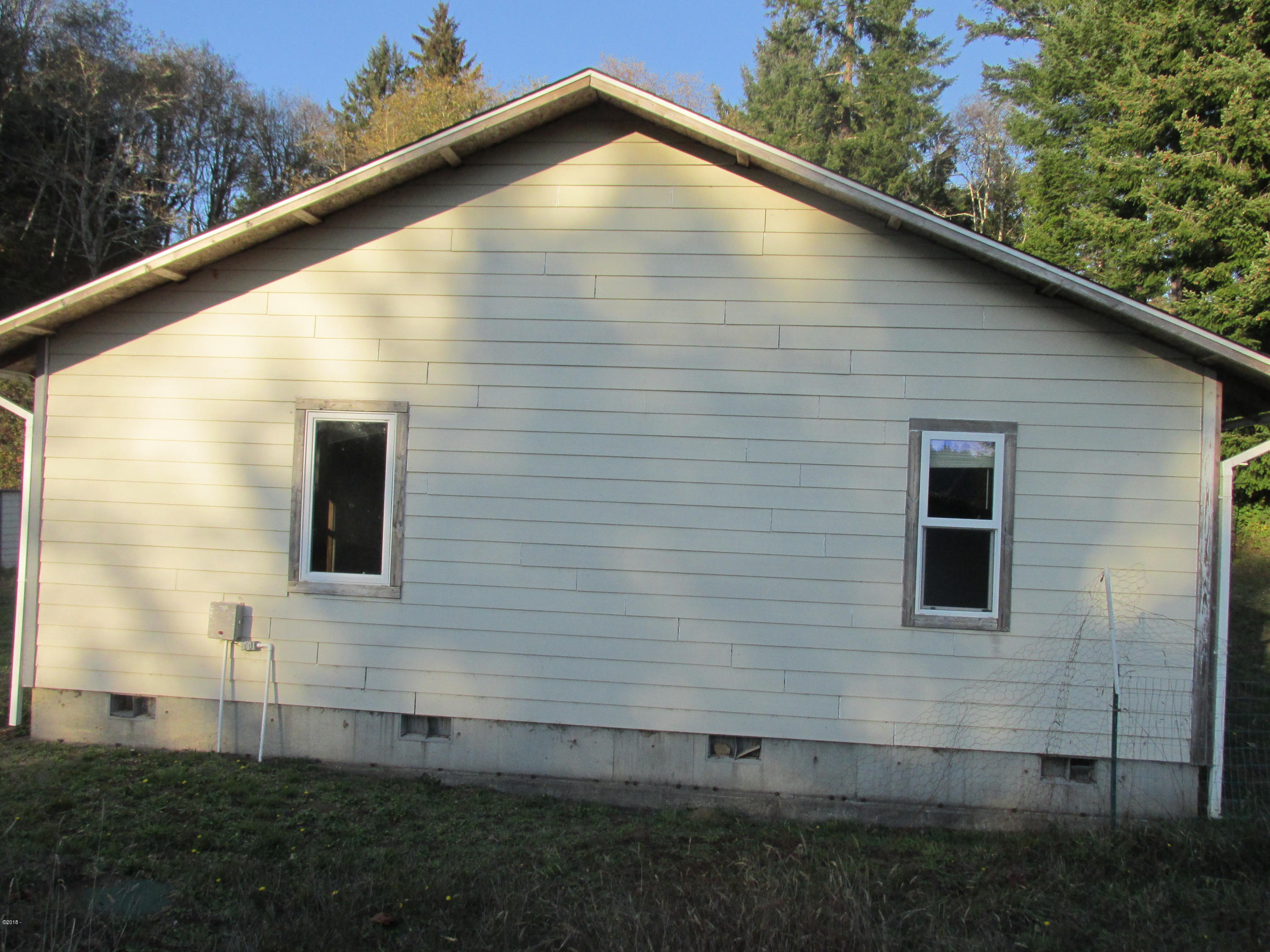 516 Elk City Road Toledo, OR 97391 - Photo 4 of 15 Right side