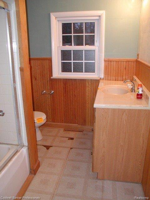 1652 Fish Lake Road Lapeer, MI 48446 - Photo 4 of 25 1652FishLkbathnew.JPG