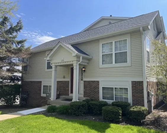 $2,300 | 295 Holiday Lane, Unit 295, Hainesville, IL 60073