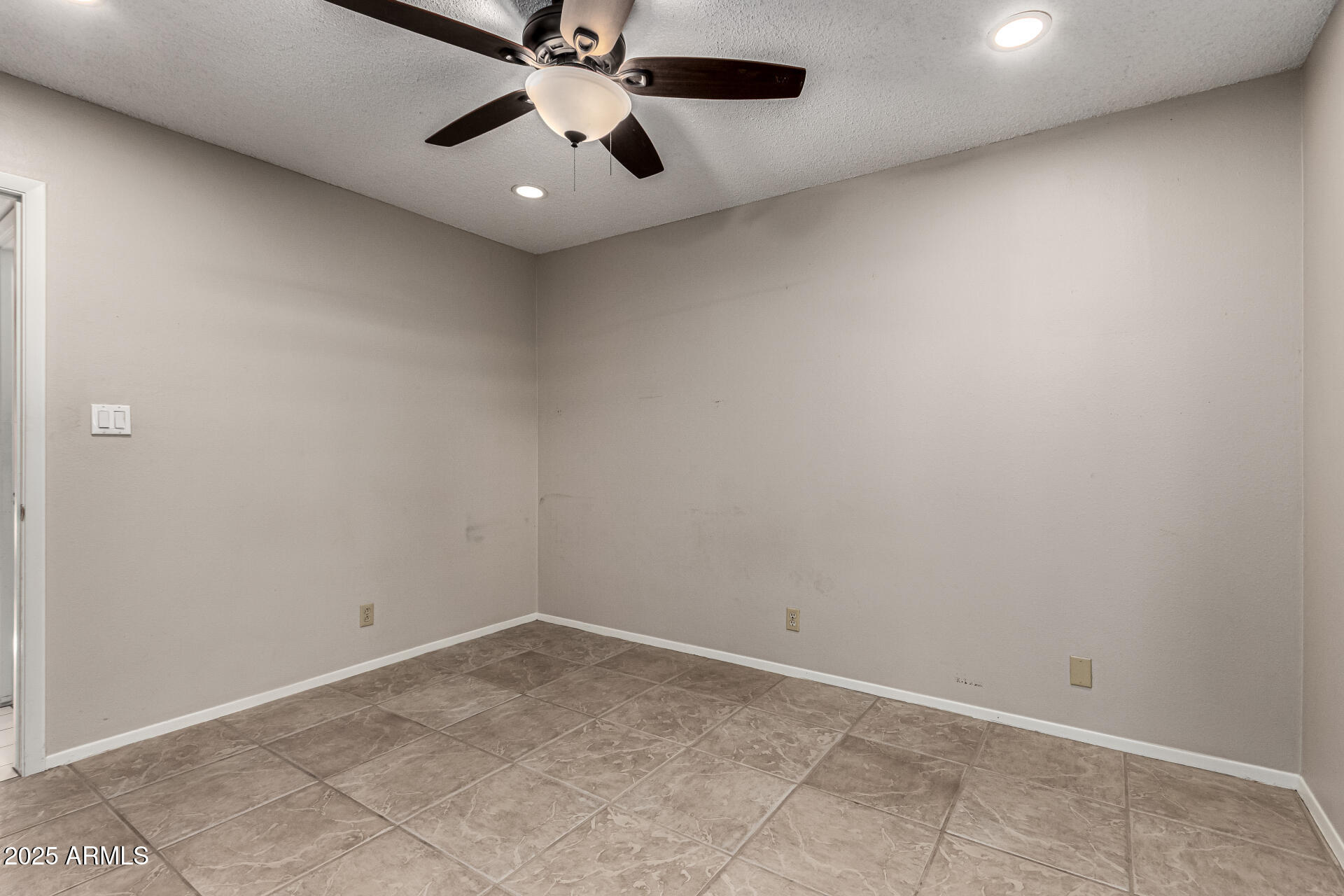 6721 East McDowell Road, Unit B314 Scottsdale, AZ 85257 - Photo 17 of 31 an empty room with a ceiling fan and window