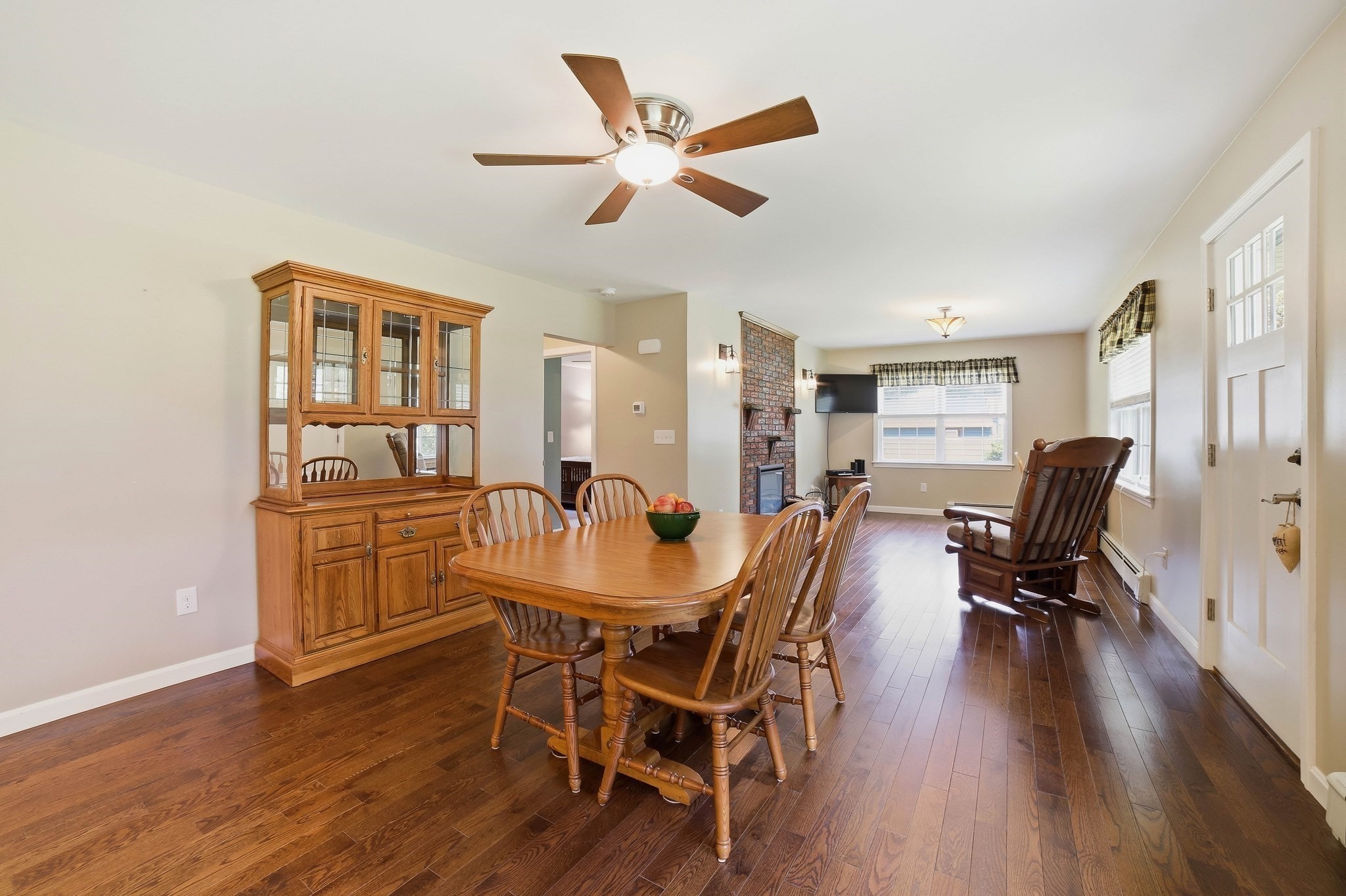 425 River Road Uxbridge, MA 01569 - Photo 3 of 30 Gallery Image 3