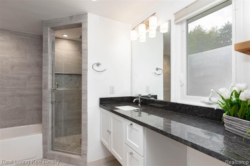 440 Lake Forest Road Rochester Hills, MI 48309 - Photo 16 of 32