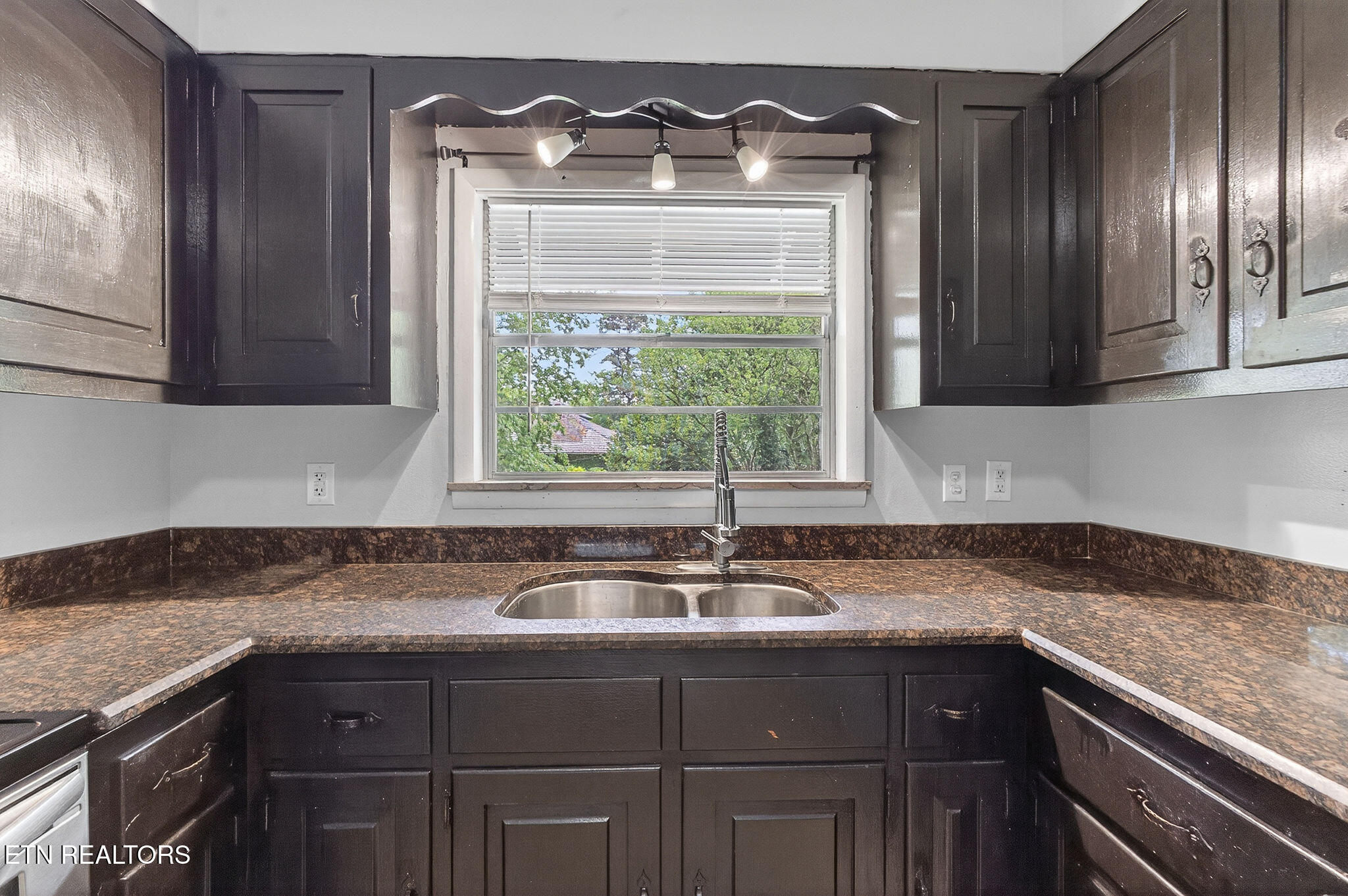 414 Guille Street Athens, TN 37303 - Photo 9 of 29 LB1A4991