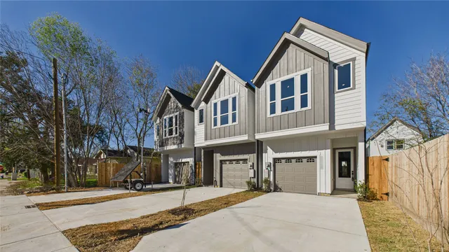 $335,000 | 5032 Creekmont Drive, Houston, TX 77091