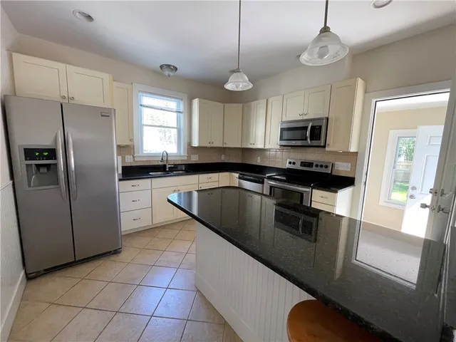 $3,000 | 26 Ayrault Street, Unit 1, Newport, RI 02840