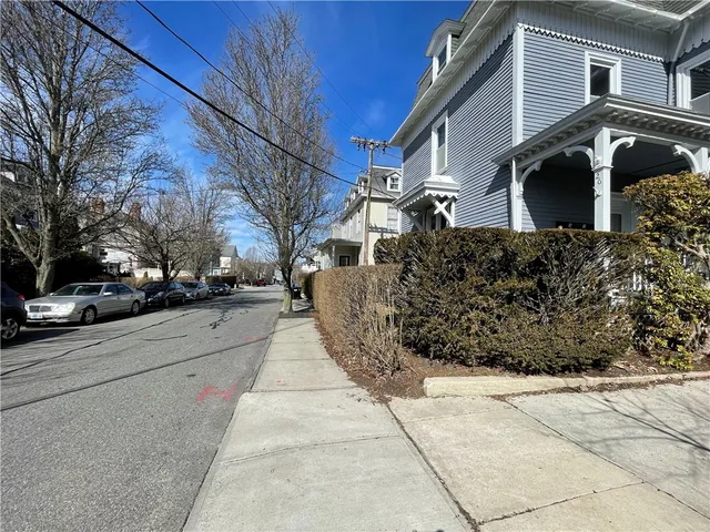 $3,000 | 26 Ayrault Street, Unit 1, Newport, RI 02840